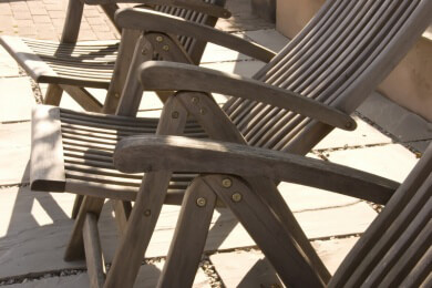 Der Winter naht: So bereitet man Gartenmöbel ideal für das Einlagern vor