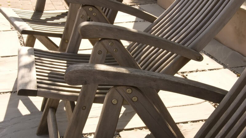 Reihe von Holz Gartenstühlen auf Terrasse