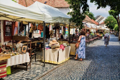 Der Flohmarkt als Nebenverdienst: So machen Sie alten Kram zu Geld