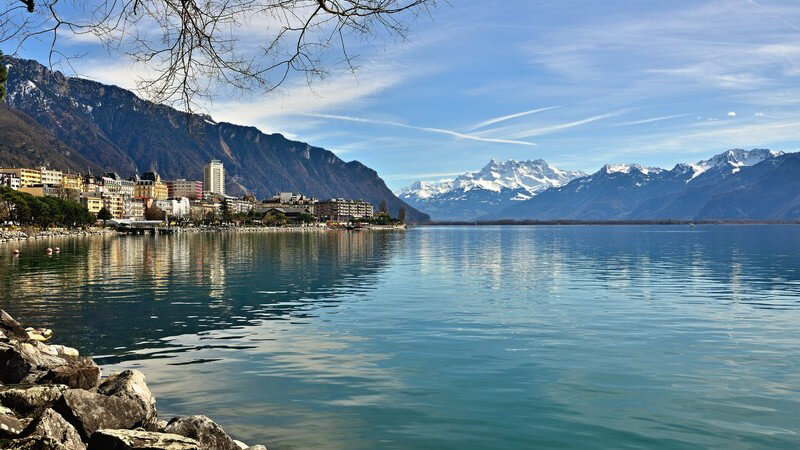 Genfer See - Naturkulisse, See mit Bergen im Hintergrund