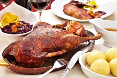Die Zubereitung eines knusprigen Gänsebratens