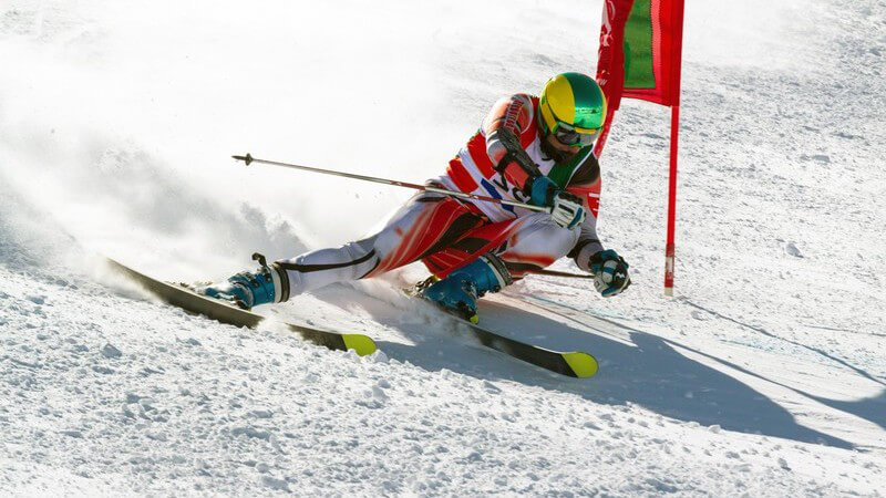 Profi-Skifahrer bei der Abfahrt (Slalom)