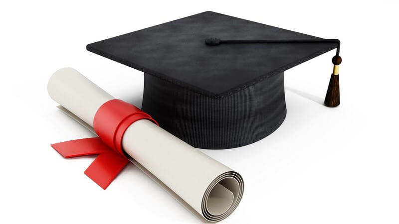 Diplom und Doktorhut - Abschluss