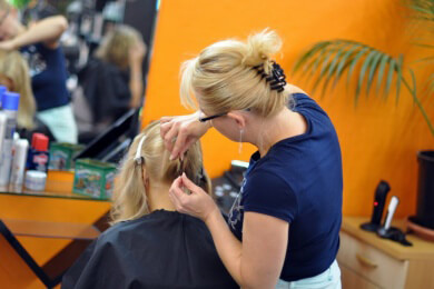 Friseure, Verkäufer & Co: Wer im Stehen arbeitet, sollte die Muskeln trainieren