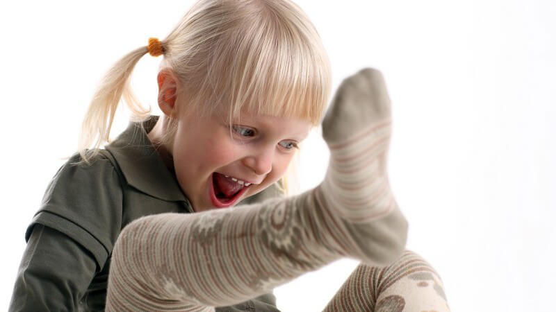 Kleines lachendes Mädchen mit Strumpfhose