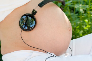 Muttersprache ist für Neugeborene schon durch die Schwangerschaft bekannt