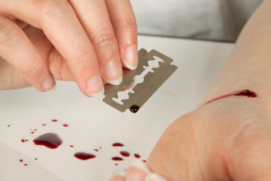 Tabuthema Autoaggression: Selbstverletzung weist auf seelische Belastung hin