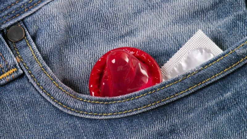Safer Sex - Kondom schaut aus Hosentasche einer Jeans raus
