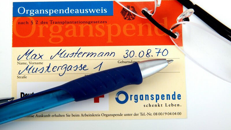 Kugelschreiber auf Organspendeausweis