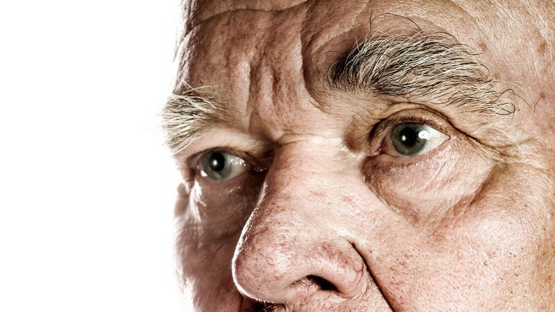 Nahaufnahme Gesichtsausschnitt eines alten Mannes, weißer Hintergrund