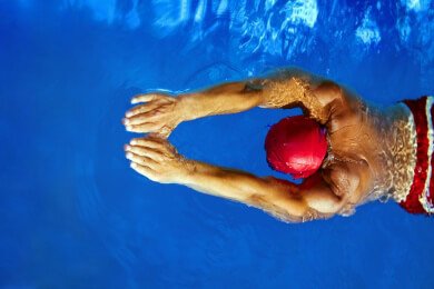 Schwimmen erhöht die Ausdauer und lässt überflüssige Pfunde purzeln
