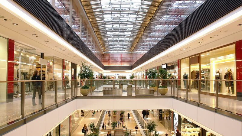 Einsicht großes Shopping Center mit mehreren Etagen