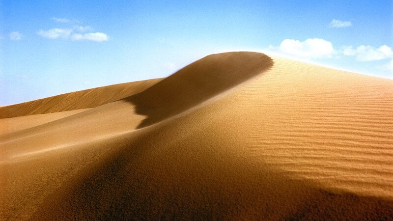 Ausschnitt aus Sandwüste unter strahlend blauem Himmel