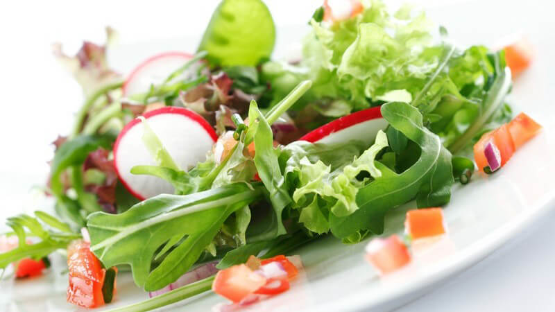 Gemischter Salat mit Radieschen und Rucola