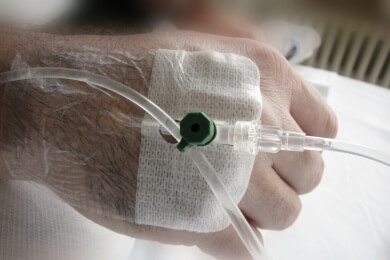 Weniger Erbrechen nach der Narkose - Mediziner empfehlen Flüssigkeitsinfusion während der OP