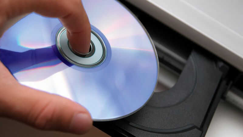 CD wird in CD-Player gelegt