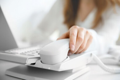 Krank im Büro - die Ansteckgefahr durch kontaminierte Flächen ist sehr groß