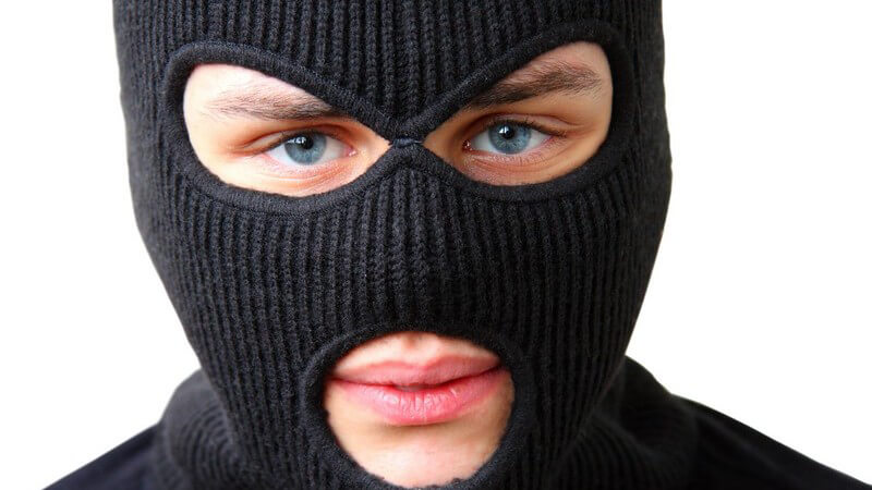 Verbrecher, junger Mann mit Gesichtsmaske