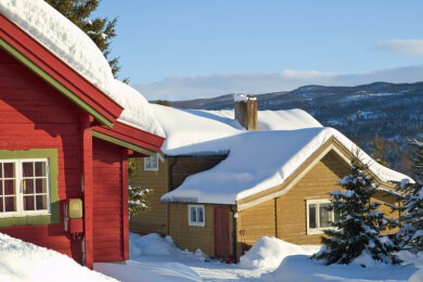 Vorsicht Einsturzgefahr: Schnee muss vom Dach entfernt werden