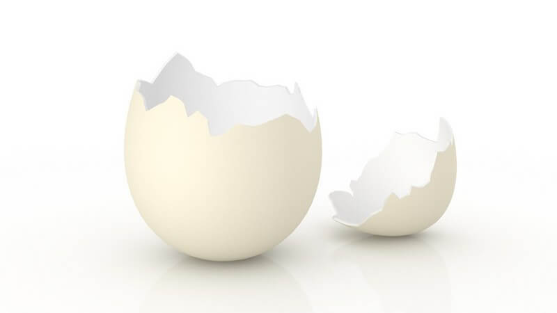 Aufgebrochene Eierschale auf weißem Hintergrund