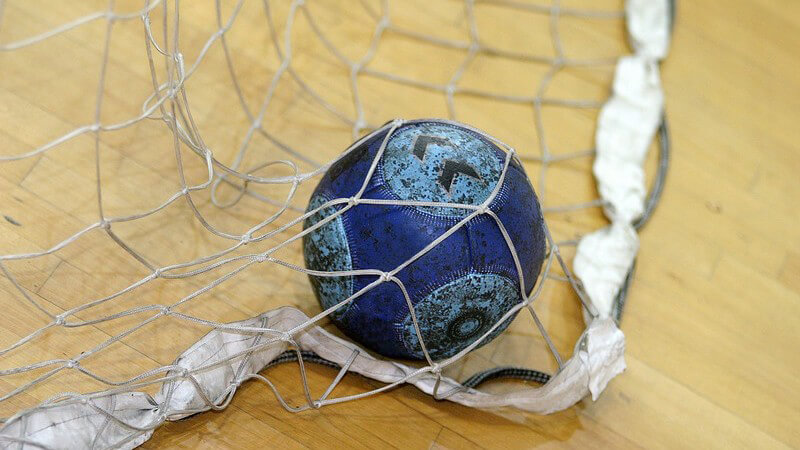 Handball liegt im im Netz auf Boden