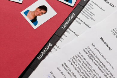 Bei Bewerbungen den roten Faden finden: Auch ungewöhnliche Lebensläufe haben oft ein Muster