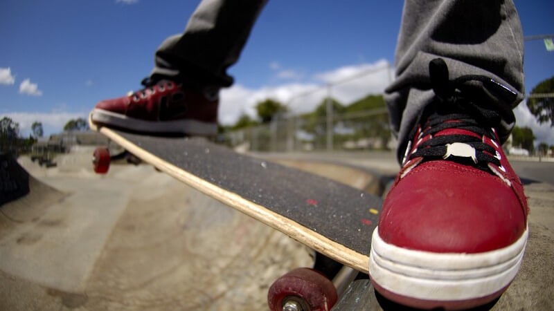 Nahaufnahme zwei Beine auf Skateboard