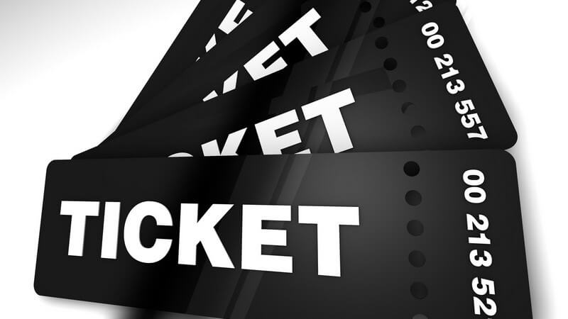 Gelöcherte schwarze Tickets auf weißem Hintergrund