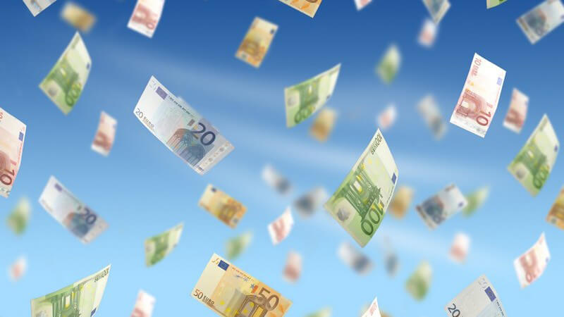 Fliegende Euroscheine auf blauem Hintergrund, Geld