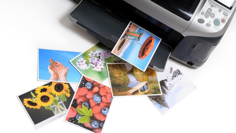 Drucker druckt bunte Fotos aus