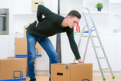 Richtiges Heben schont den Rücken - Schwere Gegenstände langsam anheben