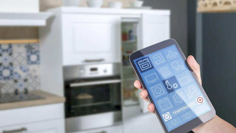 Smart-Home-Küche mit Temperatursteuerung des Backofens per Smartphone-App