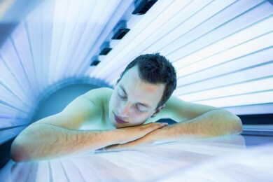 Extrem gefährlich - jeder Besuch auf der Sonnenband erhöht das Hautkrebsrisiko