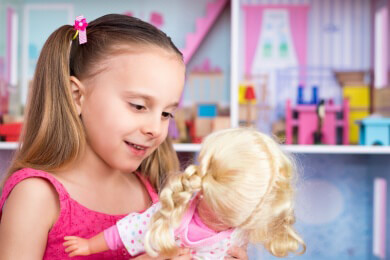 Tischfußball für Mädchen? Kickertisch mit Barbie-Puppen