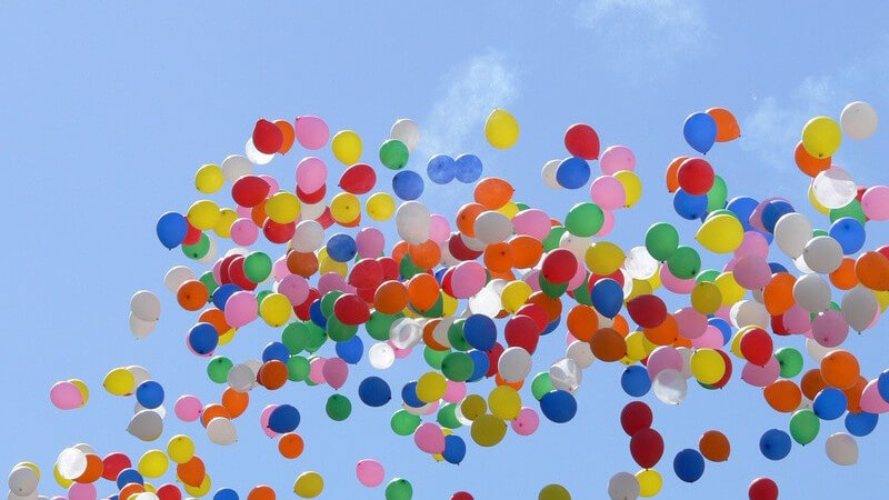 Bunte Luftballons unter blauem Himmel