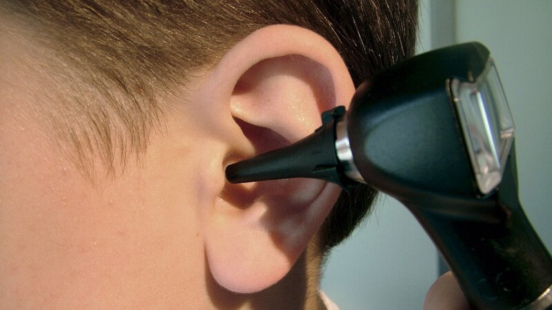 Nahaufnahme linkes Ohr eins Jungen bei Ohr Untersuchung, Ohrenarzt