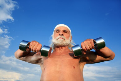 Warum auch Senioren noch die Hantel drücken sollen