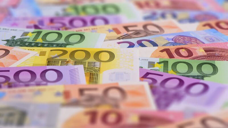 Lauter bunte Euroscheine von 10 bis 500 Euro