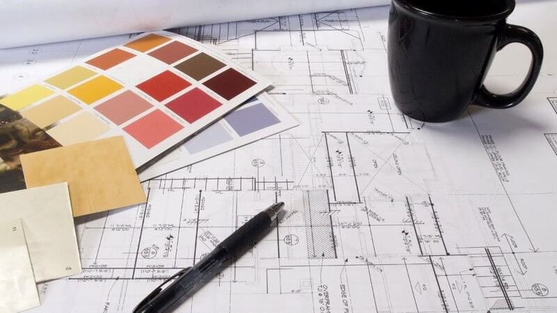 Architekten-Schreibtisch mit Bauplan o. Grundriss, Farbkarte, Kuli, Tapetenmuster und Kaffeetasse