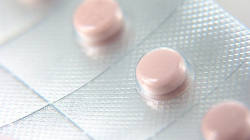 Arzneimittel - Rosa Pillen in silberner Verpackung