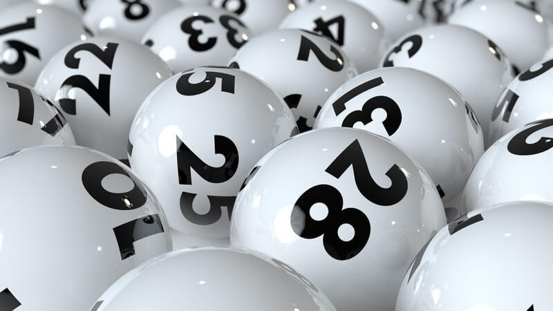 Weiße Lottokugeln mit schwarzen Ziffern