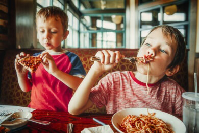 Kindermenüs in Restaurant sind selten kindgerecht und gesund