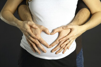 Couvade-Syndrom - wenn Männer die Schwangerschaft körperlich miterleben und auch der Bauch wächst