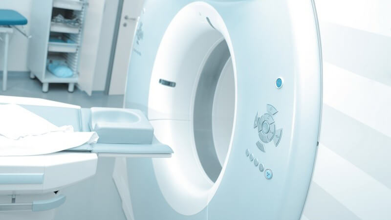 Seitenansicht eines Magnetresonanztomographen in einem Krankenhaus