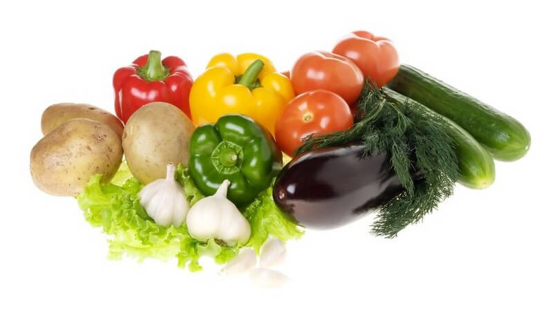 Buntes Gemüse - Kartoffeln, Paprika, Knoblauch, Tomaten, Aubergine, Zucchini