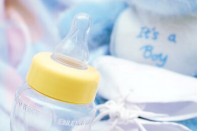 Hygiene bei Neugeborenen: Auf  gründliches Reinigen der Trinkutensilien achten