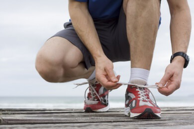 Fitnessstudio in der Natur nutzen - Joggen mit Übungen kombinieren