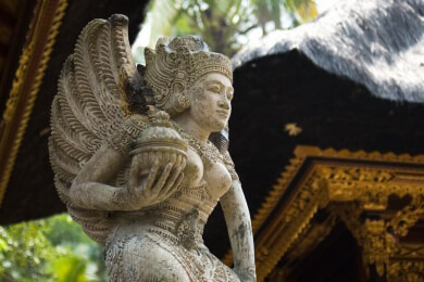 Steinmetze sollten mit Atemmaske arbeiten - der Staub kann sonst zu einer Silikose führen