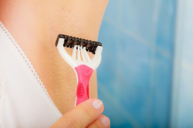 Druck vermeiden: Achselhaare sollte man nicht zu tief abschneiden