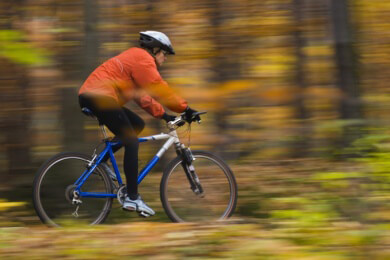 Fahrradenthusiasten beschleunigen Mountainbike auf über Tempo 260